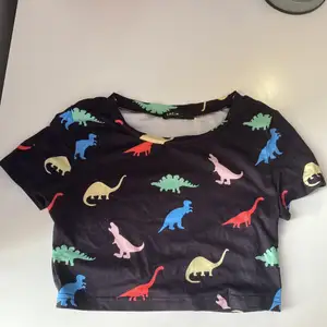 Säljer den här t-shirten eftersom den inte kommer till användning. Använd max 5 gånger och är i bra skick. Tror att materialet är polyester. Den är väldigt liten i storleken.💗💗 (Köparen står för frakt)