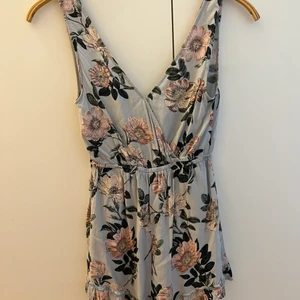 Byxdress från pull & bear - Byxdress från pull & bear. Perfekt till sommaren. Sytt få stygn fram för att den ska hålla ihop lättare, går att sprätta upp om man ej vill ha detta.