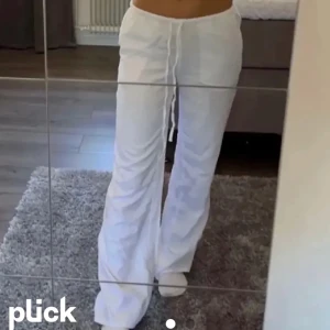 Populära lågmidjade linnebyxor strlk S - Jag lägger ut byxorna igen pga oseriös köpare. Dessa väldigt populära linnebyxor är HELT slutsålda på hemsidan och är rätt så eftertraktade. Tveka inte ifall du skulle ha några frågor. Direkt pris kan diskuteras. Säljer endast vid bra bud💕  OBS lånad bild