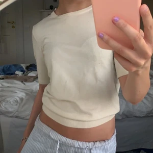 Topp - Säljer denna snygga ”stickade” t-shirt med lite längre armar, från H&M för länge sen. Toppen skick❤️