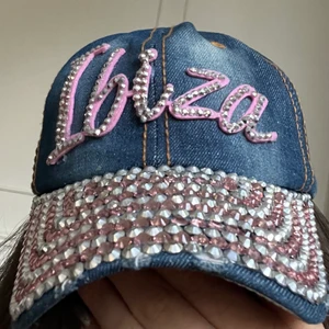 y2k keps - köptes i ibiza. går att justera i storlek. möts i stockholm eller fraktar 😎