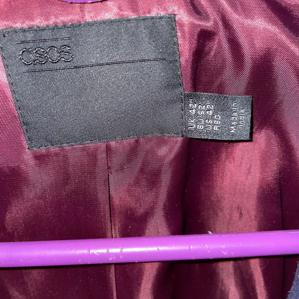 Kostym & kavaj, stl. 52 (L), Herr Säljer en Marinblå kavaj i storlek 52 från asos design som används en gång (absolut nyskick). Kavajen har innerfickor på båda sidor, ytterfickor och en bröstficka.  Kavajen kan hämtas i Falun eller på överenskommen plats. Kostymer.