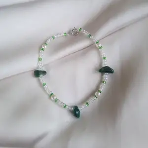 Fint enkelt armband med gröna stenar 💚 Gjord med icke elastisk tråd, 17,5cm i omkrets 😊 Frakt 13kr om du betalar med Swish! 
