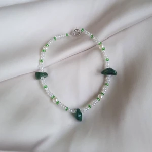Pärlarmband med stenar  - Fint enkelt armband med gröna stenar 💚 Gjord med icke elastisk tråd, 17,5cm i omkrets 😊 Frakt 13kr om du betalar med Swish! 
