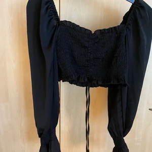 Blus med puffiga långa ärmar - Storlek Xs/S. Från en butik i LA (melrose ave)  kommer inte ihåg vad den hette! Går att ha armarna upp på axlarna eller som off shoulder! 