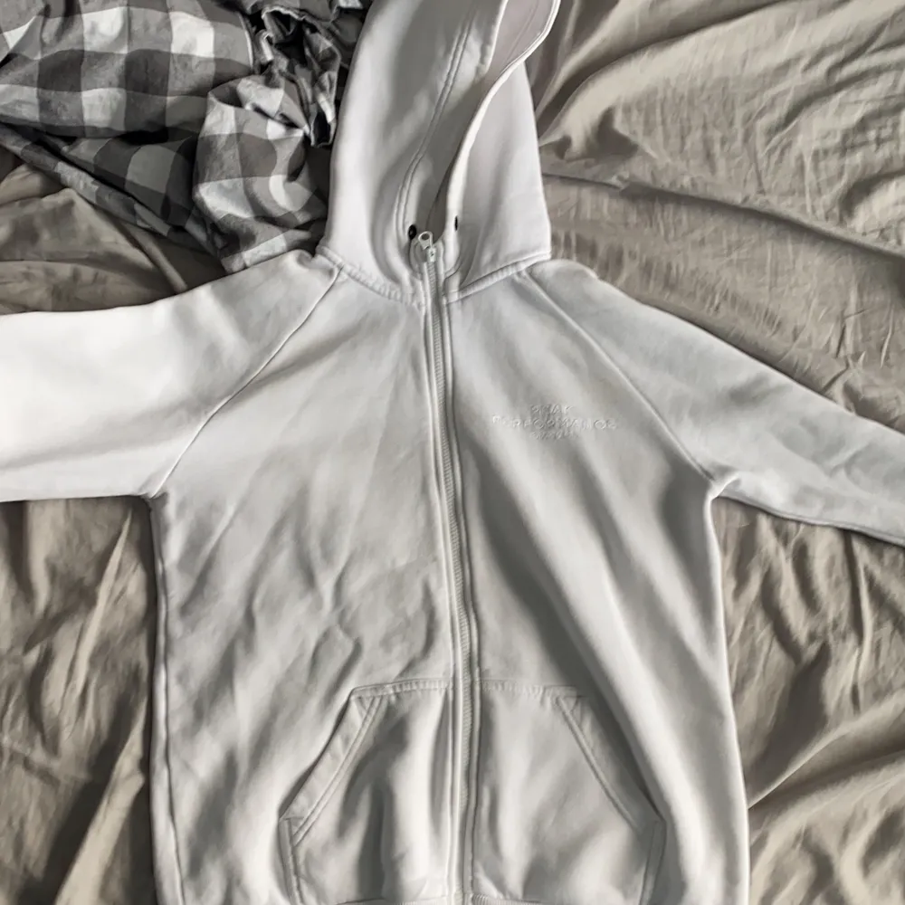 En vit peak hoodie som är fin och bra att ha nu till sommriga kvällar. Helt vit och matchar till det mesta. Inte för varm att ha heller på kvällarna. Den är lite liten i storleken så att om du har storlek M borde den passa perfekt . Tröjor & Koftor.