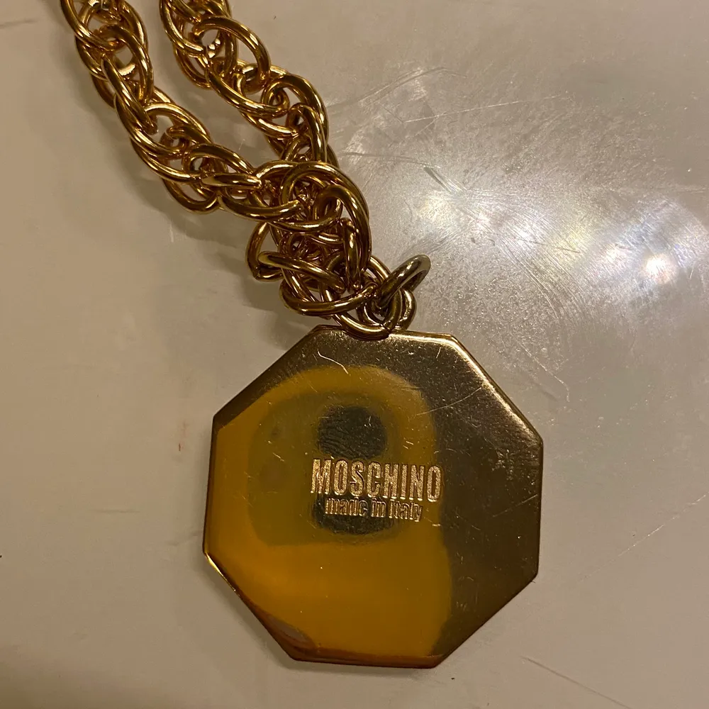 Säljer mitt coola Moschino couture halsband i guld. Fräscht! Aldrig använt! . Accessoarer.