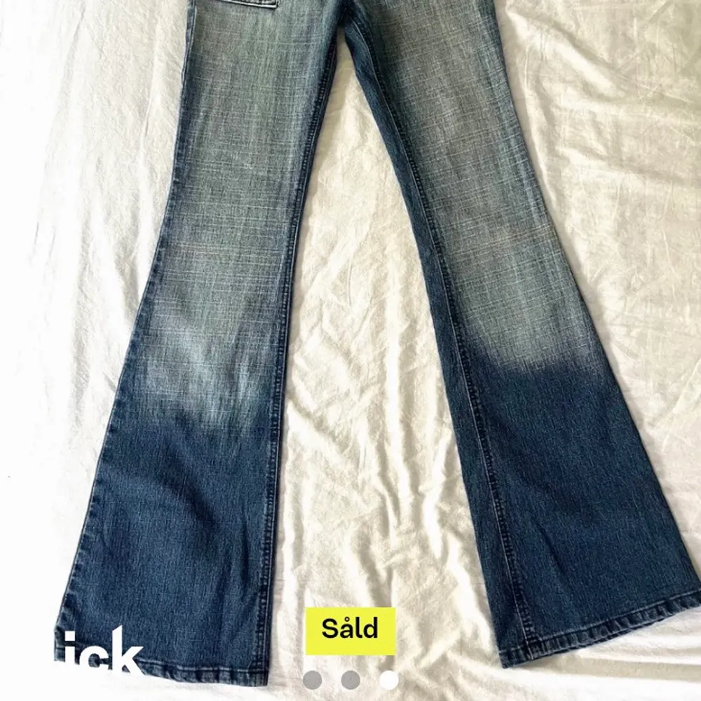 Jeans med dragkedjor!! Såå fina jeans med bootcut modell! Säljer endast då de ej tyvärr ej passade💔  Bilderna är ifrån förra ägaren. . Jeans & Byxor.