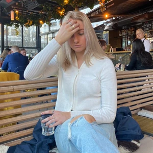 Tröja - Säljer denna tröja från NAKD med dragkedja fram så man kan själv bestämma hur öppet man ska ha. Storlek S! Säljer för 115kr 🌸