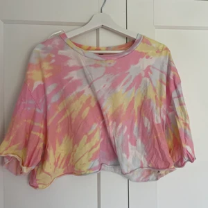 Croppad t-shirt  - Croppad t-shirt från h&m, fint skick. 60kr eller bud + frakt.