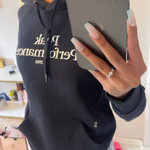 Peak hoodie - Mörkblå peak performance hoodie. Knappt använd och ganska liten i storleken. Nypris 1100, pris kan diskuteras 