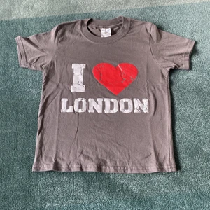 babytee  - ‼️lägger upp igen pga oseriös köpare, buda privat‼️  snygg babytee från london! passar xs! köparen står för frakten!