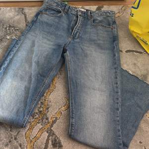 Raka nya jeans från affär i Spanien. Slits längst ner. Storlek 40