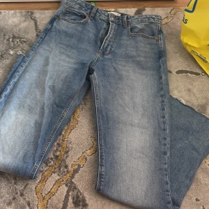 Raka jeans - Raka nya jeans från affär i Spanien. Slits längst ner. Storlek 40