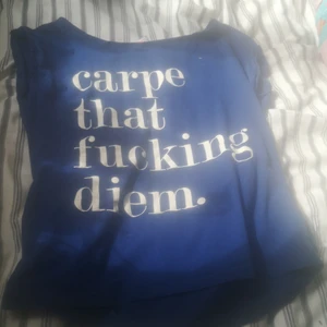 Snygg t-shirt 🌟 - Seljer begrund av att jag behöver pängar. Anvend fåtal gonger. 