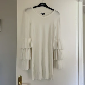 Vit klänning från pretty little thing - Vit klänning från pretty little thing. Använd 1 gång