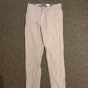 Kostym byxor  - Kostym byxor från jack and Jones. Använda 3 gånger. 1 år gammla. Vill bara bli av med dom, ny pris:500kr. Om du har mer frågor skriv i chatten😁
