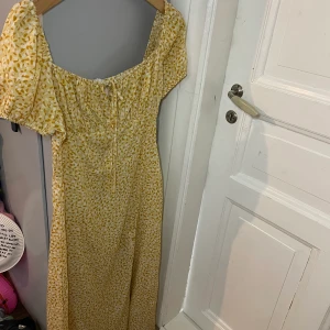 Sommarklänning - Aldrig använd då den är för liten. Är i Strl M men skulle säga att den är mer som en S