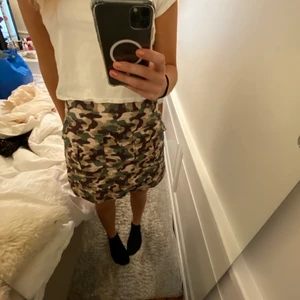 Zara kjol - Så snygg militär kjol från zara med inbyggda shorts