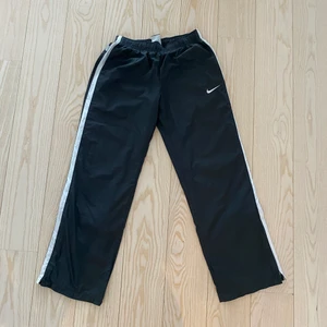 Nike överdrags byxor lowrise  - Lowrise byxor från Nike, barnstorlek men skulle säga passar som 32-34