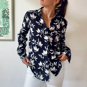 Blommig Skjorta Ganni XS - Blå och vitmönstrad skjorta från Ganni, storlek XS. Fint använt skick, inga noppror eller missfärgningar. Ganska rymlig passform då den passar fint på mig som är S/M. 100% viskos. 