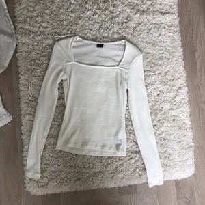 Fin tröja - Skitsnygg tröja från gina, parfekt till fest!! Kommer tyvärr inte till användning därav säljer jag den. Använd en gång🕺