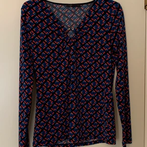 Mönstrad tröja - Mönstrad tröja med gulddetalj på framsidan