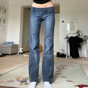 Lågmidjade jeans! - Snygga lågmidjade jeans som är bootcut med det framgår inte riktigt på bilden💗 jag är 175 cm lång och brukar ha strl S i byxor💕