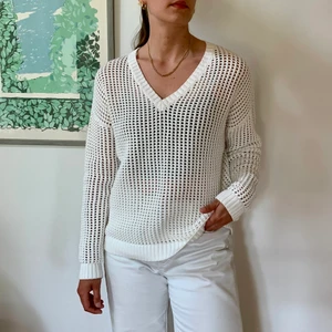 Vit V-ringad Tröja Second Female S - Säljer en vit hålmönstrad bomullströja från Second Female i storlek S som endast är använd en gång. Därmed är den inte missfärgad och passformen är god.