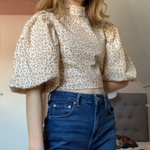 Gina Tricot, Blommig topp med puff armar - Drömmig och somrig topp/blus med stora puffiga armar. Använd endast ett fåtal gånger och i fint skick!