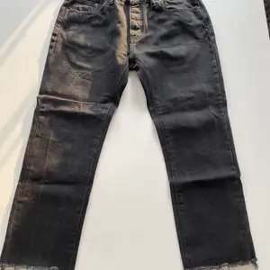 Croppade Jeans från märket MNML LA. Svarta stilrena byxor som är croppade. Vida  och straight cut