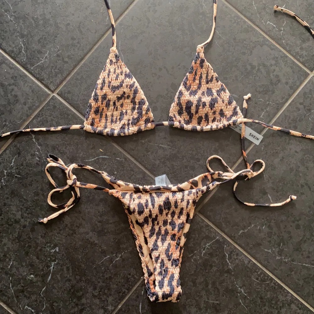 Säljer denna leopard bikinin från Shein som är helt oanvänd. Strl S, men passar även M då det är justerbara band. Skriv till mig om du är intresserad💕. Övrigt.