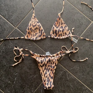 Shein bikini - Säljer denna leopard bikinin från Shein som är helt oanvänd. Strl S, men passar även M då det är justerbara band. Skriv till mig om du är intresserad💕
