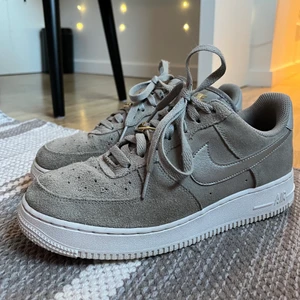 Air force 1 - Nike airforce köpta november 2021 i fint skick använda ca 2 månader, ståt i garderoben över ett år. Frakt ingår ej i priset