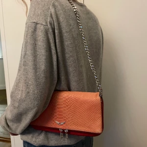 Zadig väska - Sjukt cool zadigväska i ormskinnsläder i modellen rock savage clutch, färgen finns ej kvar i lager längre. Köpt för 3600 kr på zadigbutiken! 