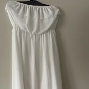 Hej! Säljer den här fina klänningen som är perfekt för sommaren, framsidan är ner till knäna och baksidan är nästan till fötterna💞