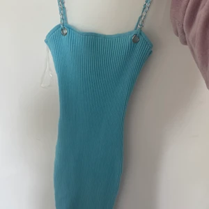 Blå stickad mini klänning - Blå stickad miniklänning i storlek M (passar mig med XS/S) i superbra skick. 
