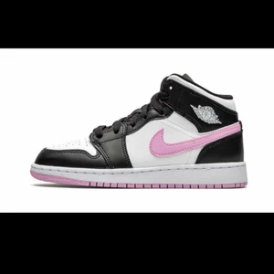 Jordans - Säljer dessa skitsnygga knappt använda jordans, säljer pågrund av att det ej är min stil. Köpte för lite över 3000 o säljer för900, super fina och äkta såklart 