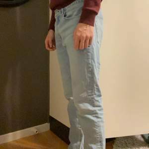 Snygga Levi’s jeans i bra skick, storlek 33/32. Säljer då dom är för korta för mig.