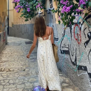 Hm klänning - Säljer denna magiska klänning från HM i det sötaste mönstret. Älskar denna men den kommer tyvärr inte till användning förutom när bilden var tagen... jag är bara inte en långklänningstjej. Hur som helst HELT UNDERBAR ❤️