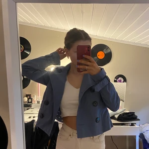 Kavaj jacka - En croppad kavaj liknande jacka, mer i trenchcoat ”material”. Jätte fin men kommer inte till användning ! 