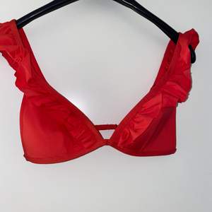 Röd super fin bikini topp med volanger. Fint skick använd få gånger. Köpare står för frakt🚚