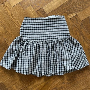 y2k kjol - storlek: S, 34. midjemått: 70cm. kan ej ordna bilder på mig med kjolen eftersom den är alldeles för liten för mig. möts i stockholm eller frakt 🖤