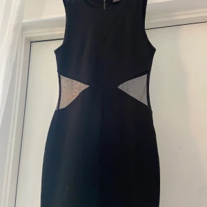 Klänning M - Använd 2 gånger kan inte ha den längre, köparen står för frakten, nyskick, mitt pris 100kr 