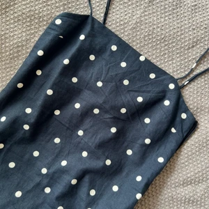 Prickig klänning - Jättefin klänning från hm , perfekt nu t sommaren.KÖP INTE GENOM FUNKTIONERNA PÅ PLICK APPEN, TAR BARA SWISH