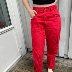 Röda Jeans strl M - Röda ”Polo of Sweden” jeans köpta på second hand. Står strl 40, skulle säga att de är Medium.