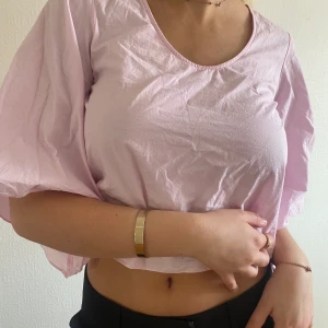 Superfin rosa topp med rosett i bak (behöver strykas)  - Den behöver strykas men efter det är den  så gullig på sommaren!