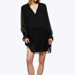Säljer denna klänning ifrån Zara i storlek XS, då den inte kommer till någon användning. Klänningen är bara använd en gång så den är i mycket bra skick!