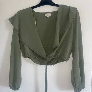 Grön topp - Grön topp/blus, lite croppad. Säljs för 80kr i storlek S