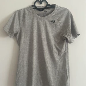Adidas träningströja  - Grå träningströja från Adidas, använd fåtal gånger! Säljs för 90kr i storlek XS